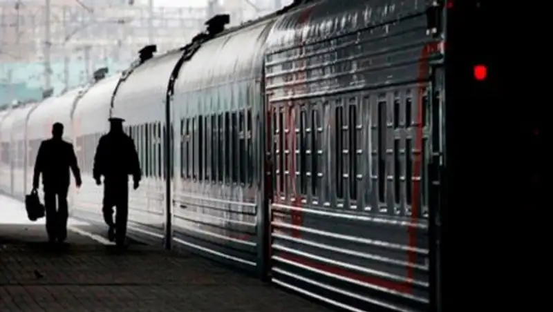 С поезда сообщением "Алматы-Саратов" сняли четверых мужчин, распивавших алкоголь