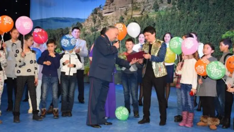 В Акмолинской области полицейские организовали концерт для детей с участием Бейбита Коргана