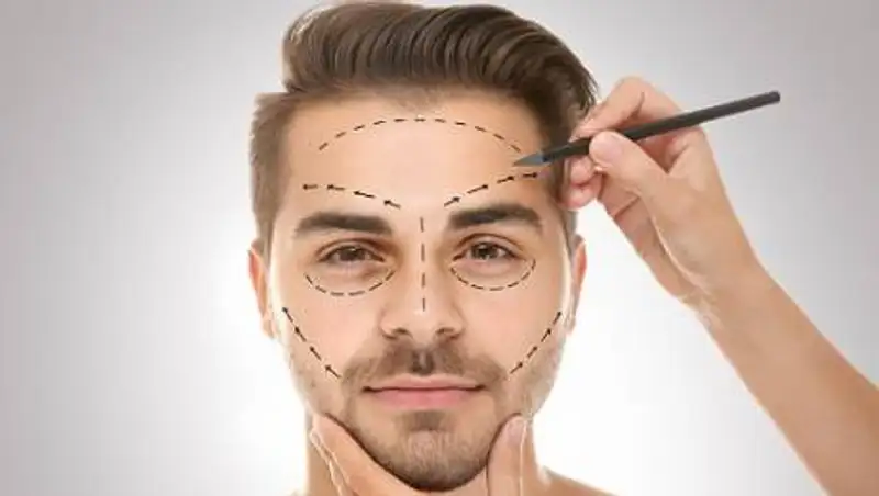 Три самые популярные пластические операции среди мужчин назвали хирурги