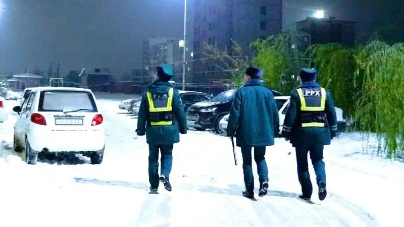 В Узбекистане из-за снегопада усилили работу полицейских