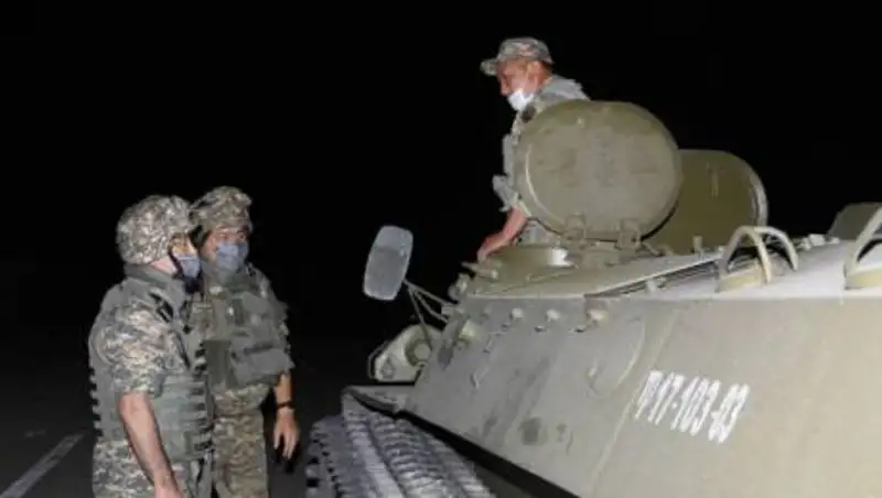 Три человека пострадали от взрыва противотанковой мины близ Тараза