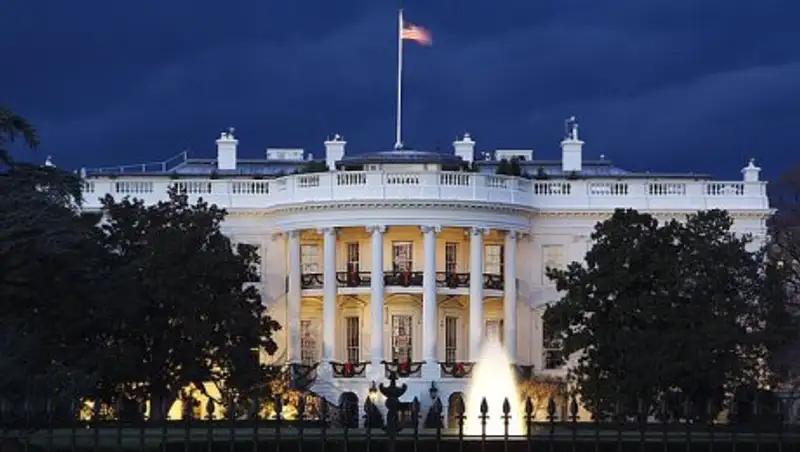 В окнах Белого дома заметили подозрительные вспышки красного света