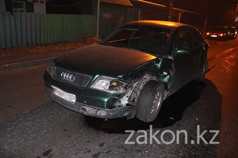 В Алматы водитель Фольксвагена врезался в Ауди с двумя маленькими пассажирами (фото) В Алматы водитель Фольксвагена врезался в Ауди с двумя маленькими пассажирами (фото), фото - Новости Zakon.kz от 01.11.2013 20:00