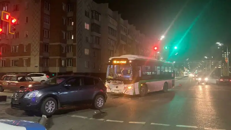 В Петропавловске маршрутный автобус с пассажирами попал в аварию