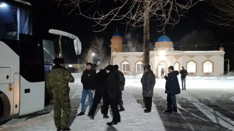 В Актюбинской области на трассе застряли два автобуса с 71 пассажиром