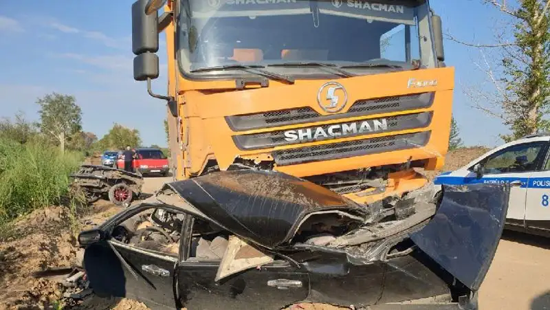 Грузовик смял легковушку около Рудного: погибли три человека