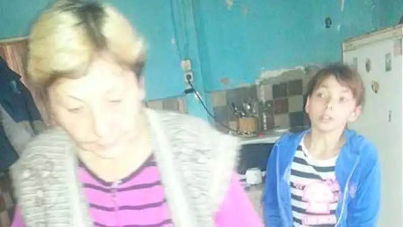 В Алматы 12-летняя девочка живет с пьющей матерью в ужасных условиях (фото), фото - Новости Zakon.kz от 05.11.2013 17:38