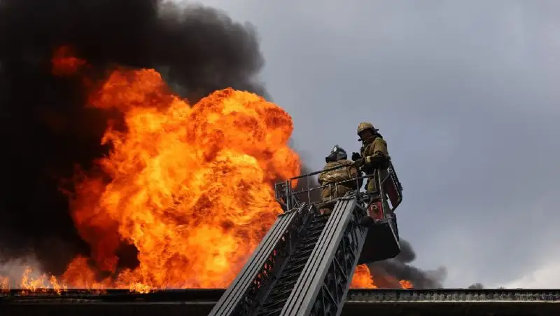 Столичные огнеборцы потушили крупный пожар, разгоревшийся на территории бани
