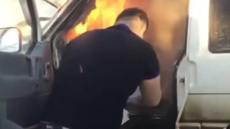 В Костанае на дороге загорелся микроавтобус