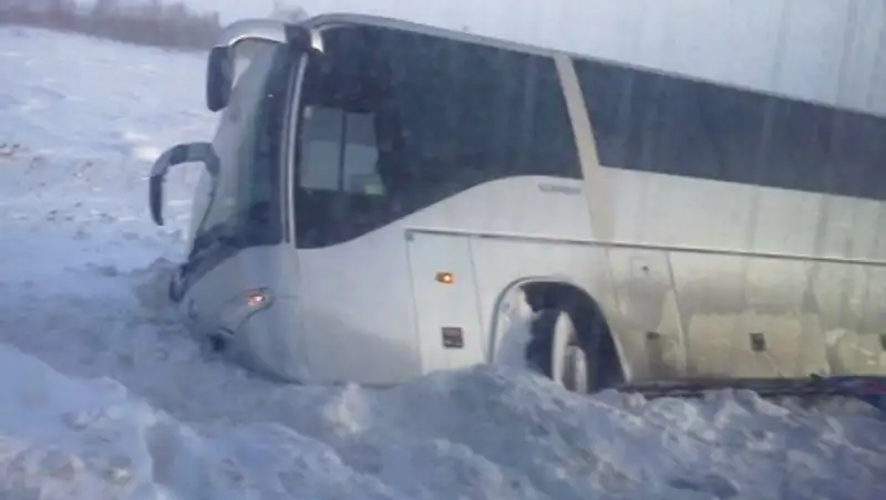 Трех женщин и 52 мужчины спасли на трассе в Актюбинской области