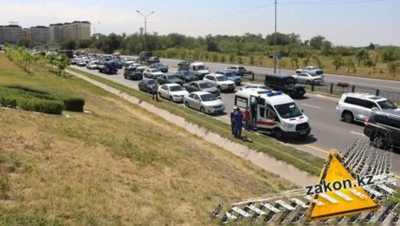 Четверых детей госпитализировали после ДТП в Алматы