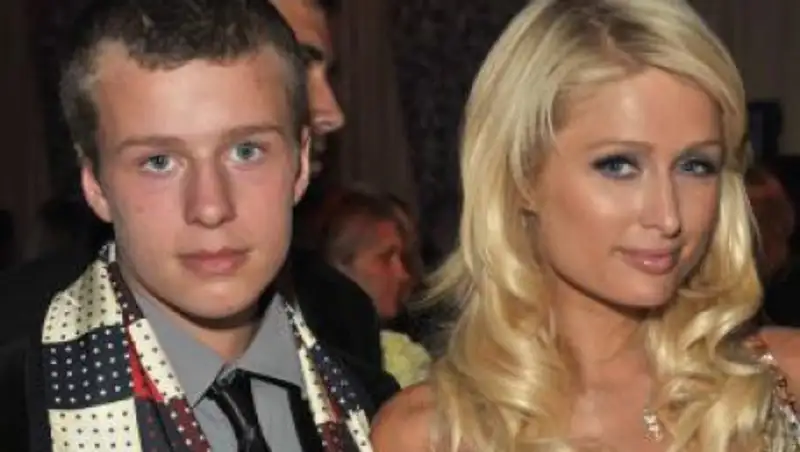 Брат Пэрис Хилтон приговорен к работам за дебош в самолете