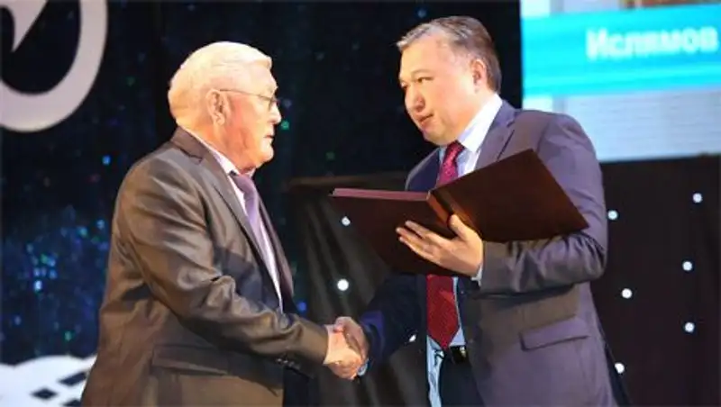 Аким Карагандинской области вручил премию «Тіл жанашыры»