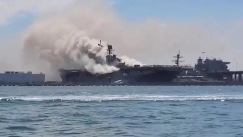 Взрыв и пожар произошел на военном корабле США: Пострадал 21 человек