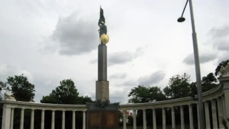 В Вене осквернили памятник советскому Воину-освободителю