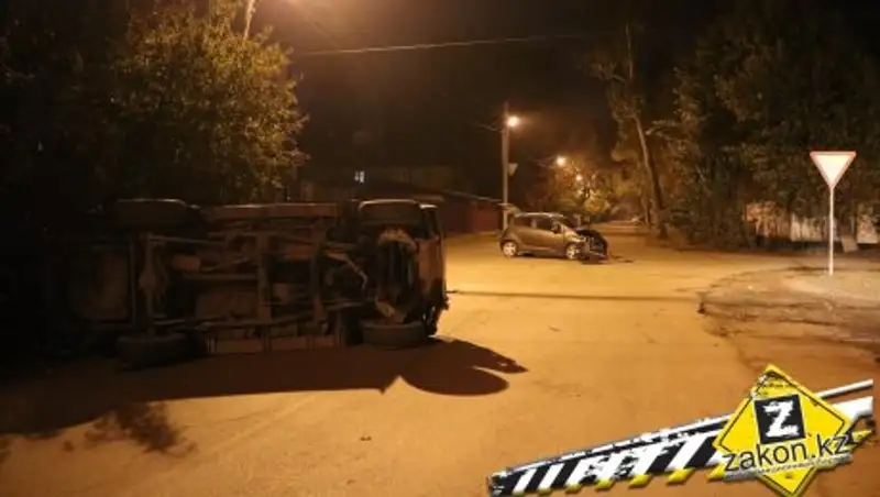 В Алматы от удара опрокинулся Mitsubishi Pajero