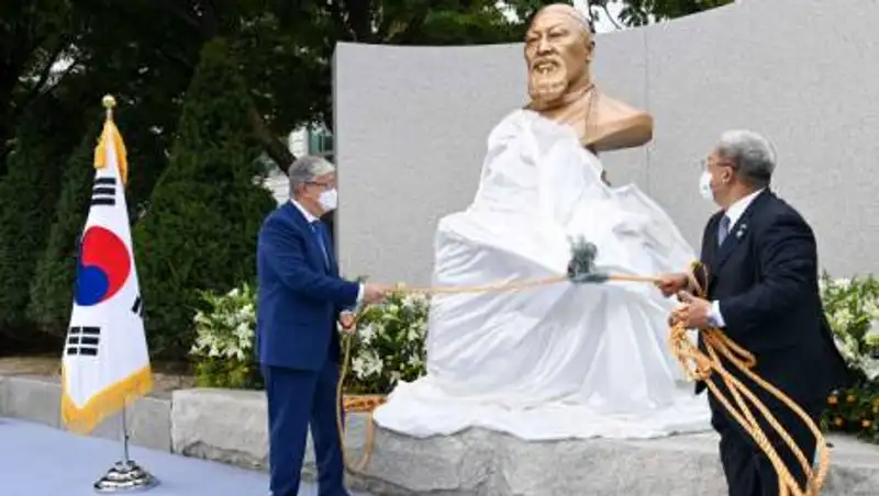 Токаев открыл бюст Абая в Сеуле