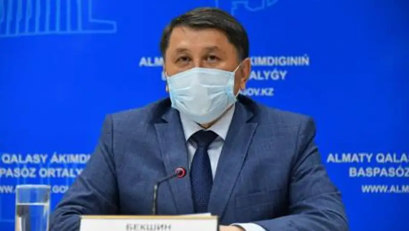 Главный санврач Алматы рассказал, сделает ли прививку от COVID-19
