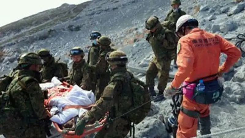 Число жертв извержения вулкана в Японии достигло 48 человек