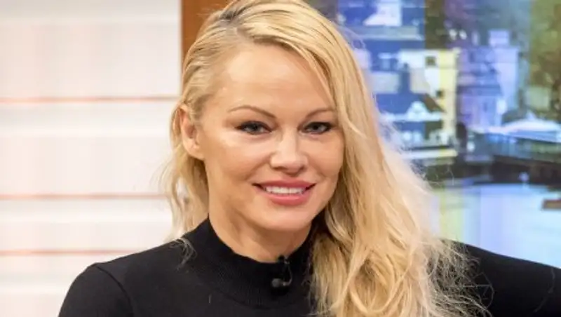 Памела Андерсон клеймит позором Кардашьян в мехах, а сама носит трико для гимнастики