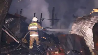 Несколько сараев сгорели на одной улице в Алматы , фото - Новости Zakon.kz от 29.08.2022 14:28