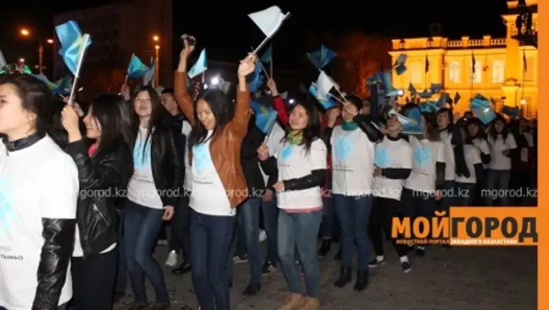 Студенты Уральска устроили флеш-моб в поддержку Назарбаева