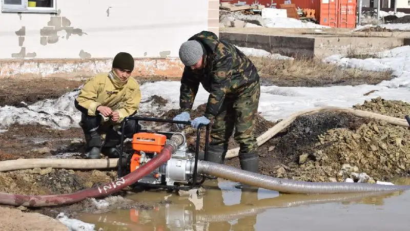 Целое водохранилище талых вод откачали в Акмолинской области