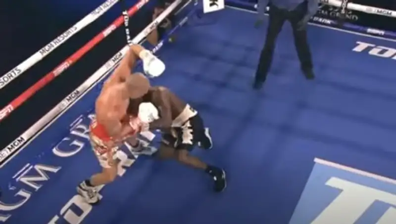 Боксер вдохновился после отмененного нокдауна и победил