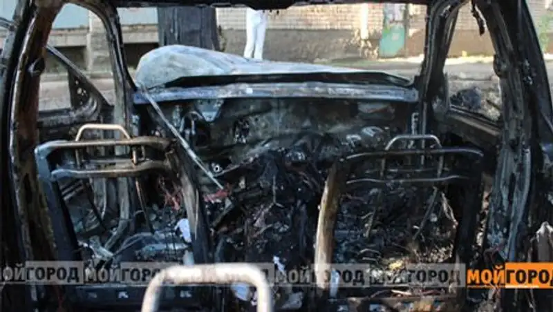 В Уральске «Мерседес» сбил человека, врезался в дерево и загорелся