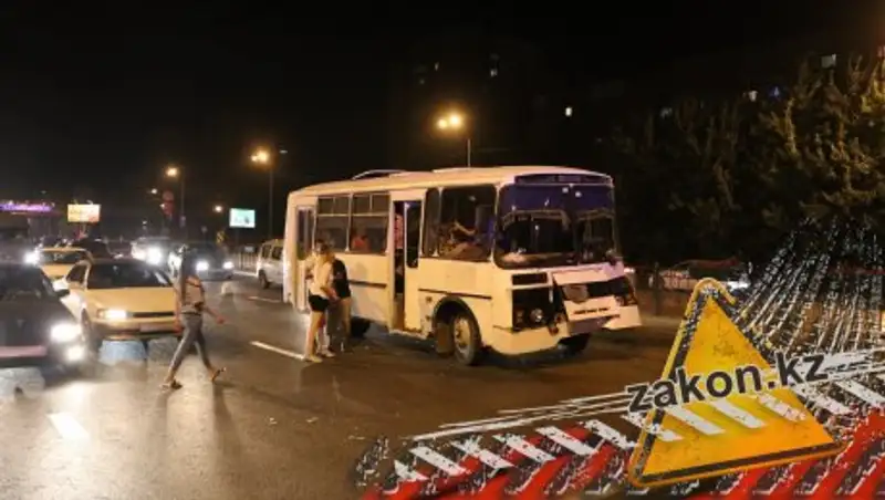 Неадекватная девушка спровоцировала ДТП в Алматы