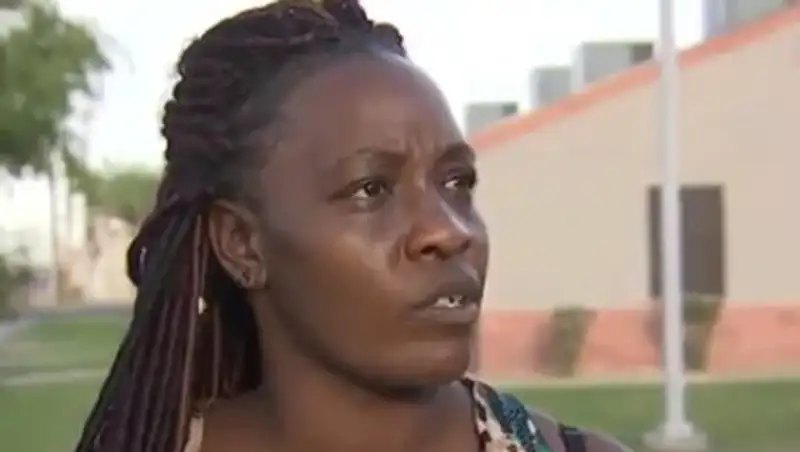 Американка решила разбудить сына электрошокером ради церкви