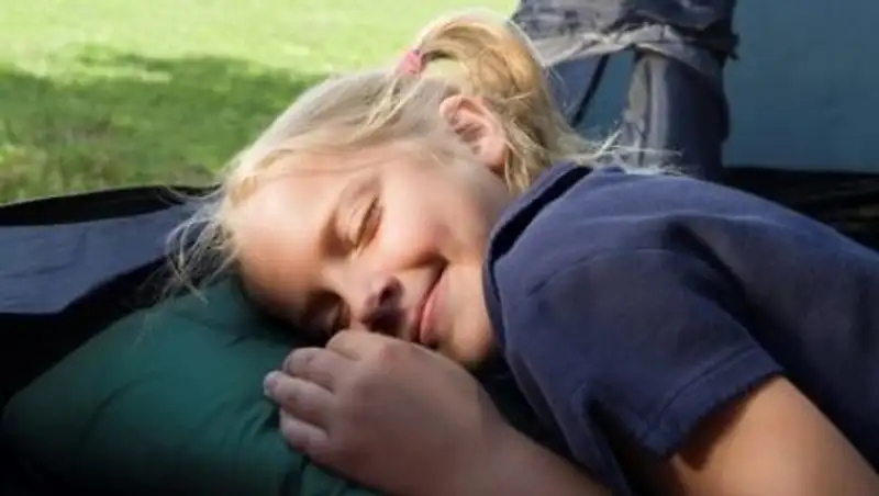 Названа самая вредная поза для сна