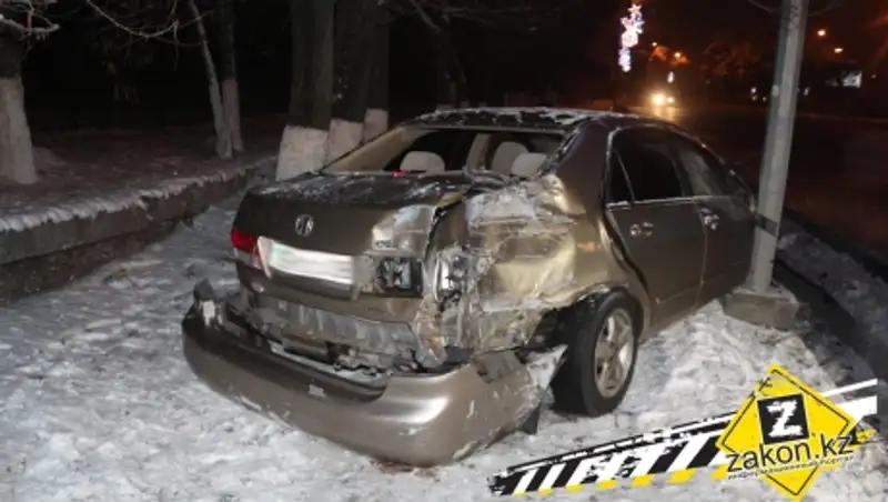 Ранним утром в Алматы Хонда попала в серьезное ДТП из-за подрезавшей ее машины