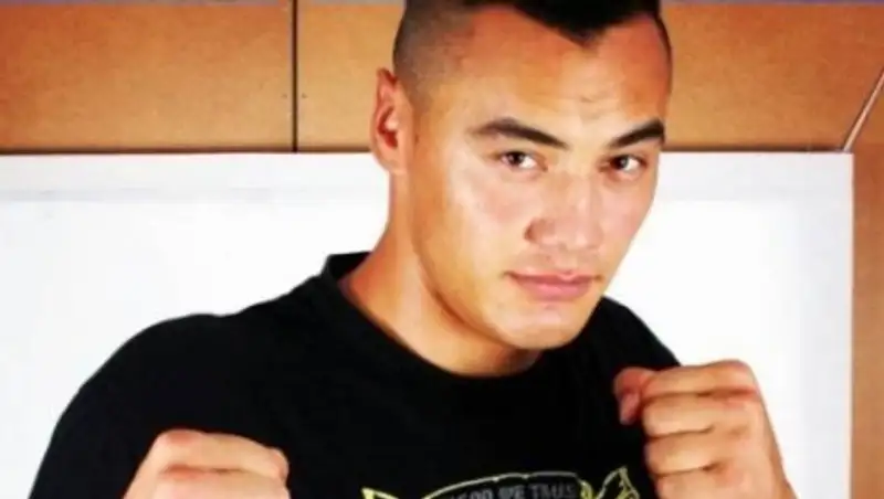 Казахстанский боксер положил соперника с 32-мя нокаутами