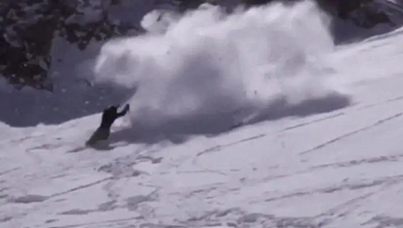 Неудачный прыжок лыжницы шокировал зрителей