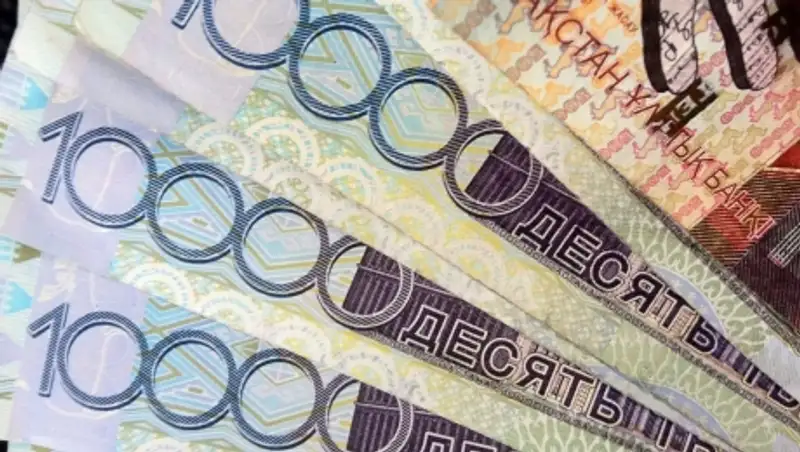 Карагандинец отдал лжеполицейскому 100 тысяч тенге