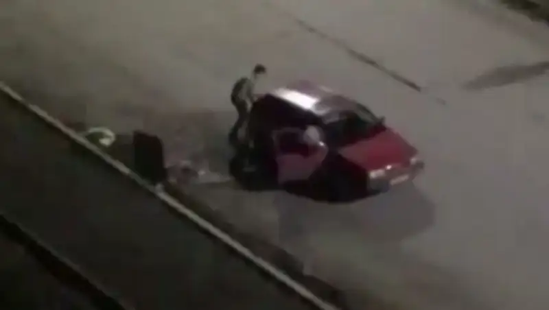 Ворующие кирпичи карагандинцы попали на видео