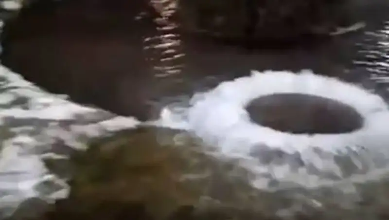 Часть зданий отключена от холодной воды из-за порыва трубопровода в Алматы