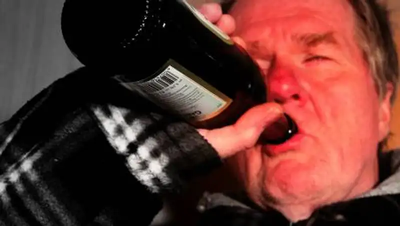 Пьющие вдвое чаще заболевают COVID-19 - ученые