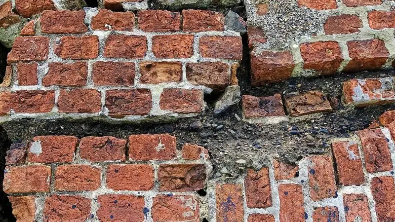 В Атырау обвалилась стена в здании общежития университета