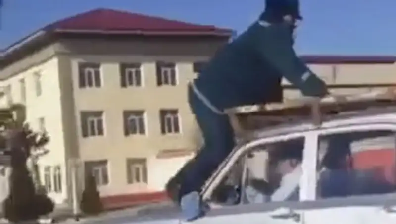 Лишенный прав пьяный водитель "прокатил" полицейского на капоте и получил за это 6 лет