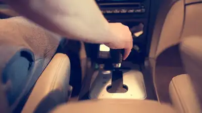 Турецкий бизнесмен подарил авто мужчине, привозившему гумпомощь на старой машине, фото - Новости Zakon.kz от 17.02.2023 12:36