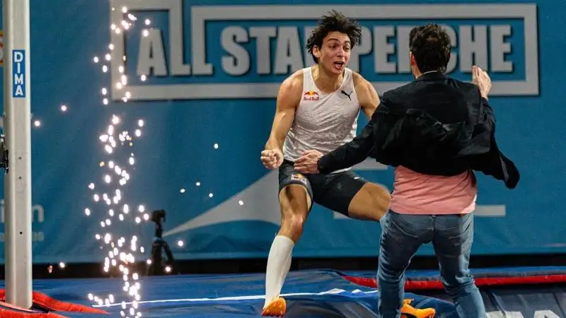 Дюплантис показал новый мировой рекорд в прыжках с шестом – 6,22 метра