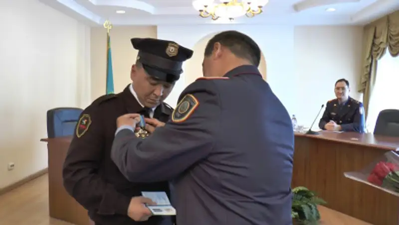 В Алматы наградили охранников ТЦ, задержавших педофила