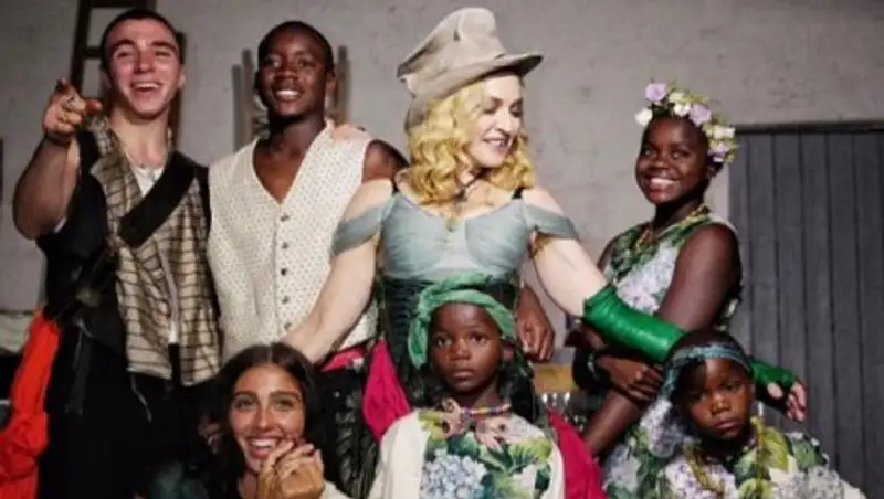 59-летняя Мадонна впервые показала всех своих шестерых детей