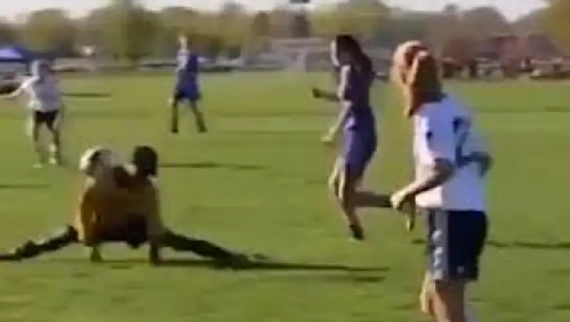 Уклоняясь от мяча, девушка-судья села на шпагат во время матча