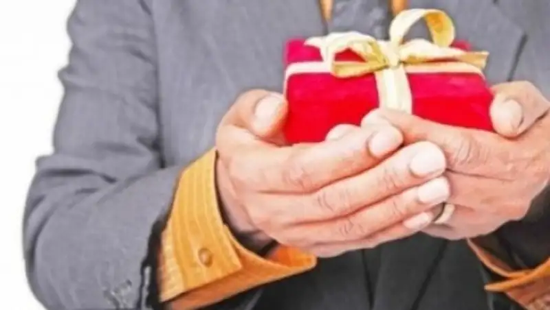 Что делать с подарками госслужащим?