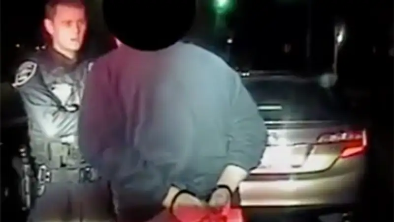 В США пожилой водитель решил нюхнуть кокаина на глазах полицейского