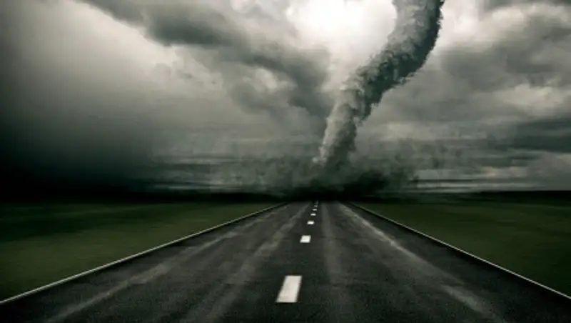 Крышу дома снесло на машины в Атырау