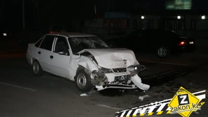 В Алматы водитель Дэу протаранил Тойоту, водитель которой неожиданно решил развернуться